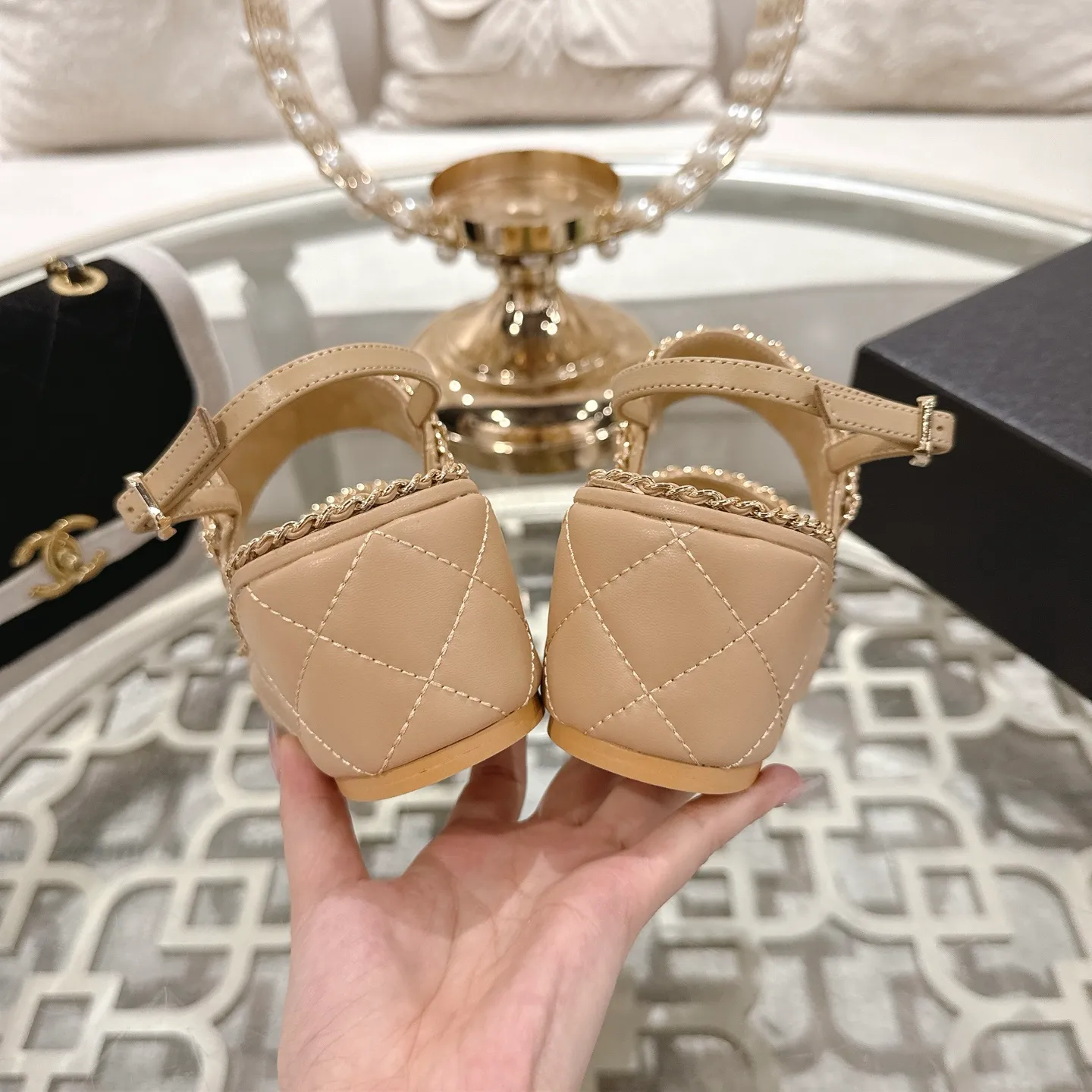 👟👟Ex-factory price 600👟👟 𝐂𝐇𝐀𝐍𝐄𝐋 | Xiaoxiang 25𝐬𝐬 🦋2025 Spring and Summer New Products Counter Classic Xiaoxiang Double C Diamond Chain Slippers Series New〰 🍬 The absolute best in the BS fashion circle. Matching will perform meticulously Minimalist, classic elements that will never fade away 💋 Show unique dressing style, too beautiful to say anything. A must-have for summer... Upper: Original high-customized lambskin Lining: Imported mixed sheepskin lining Outsole: Original molded non-slip outsole Shoe size: 35-39 (34.40.41.42 customization is not returnable)